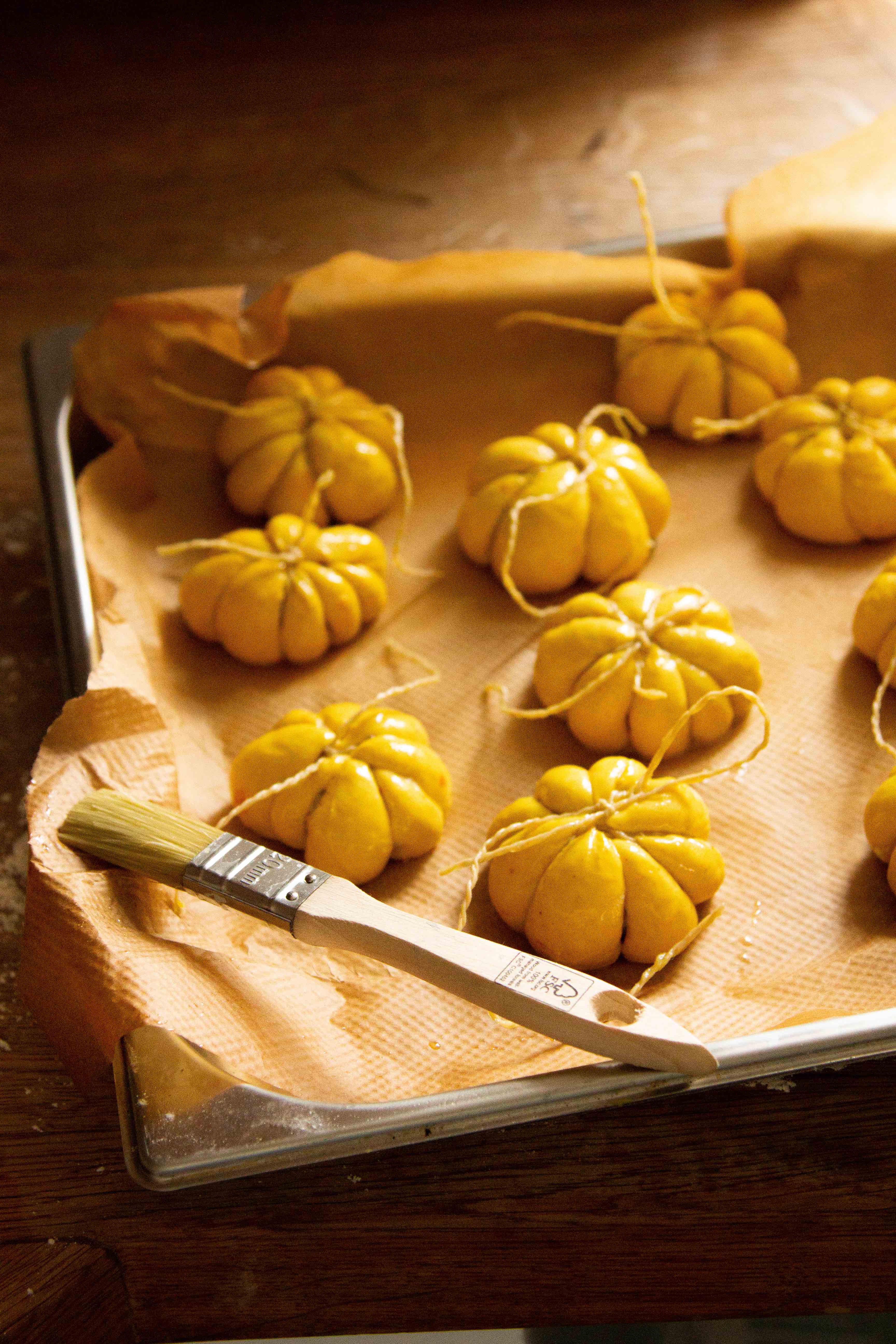 Kürbisköstlichkeiten zum Picknick Kürbisköstlichkeiten zum Picknick | kuerbisbroetchenmiteigelbeinstreichen.jpg