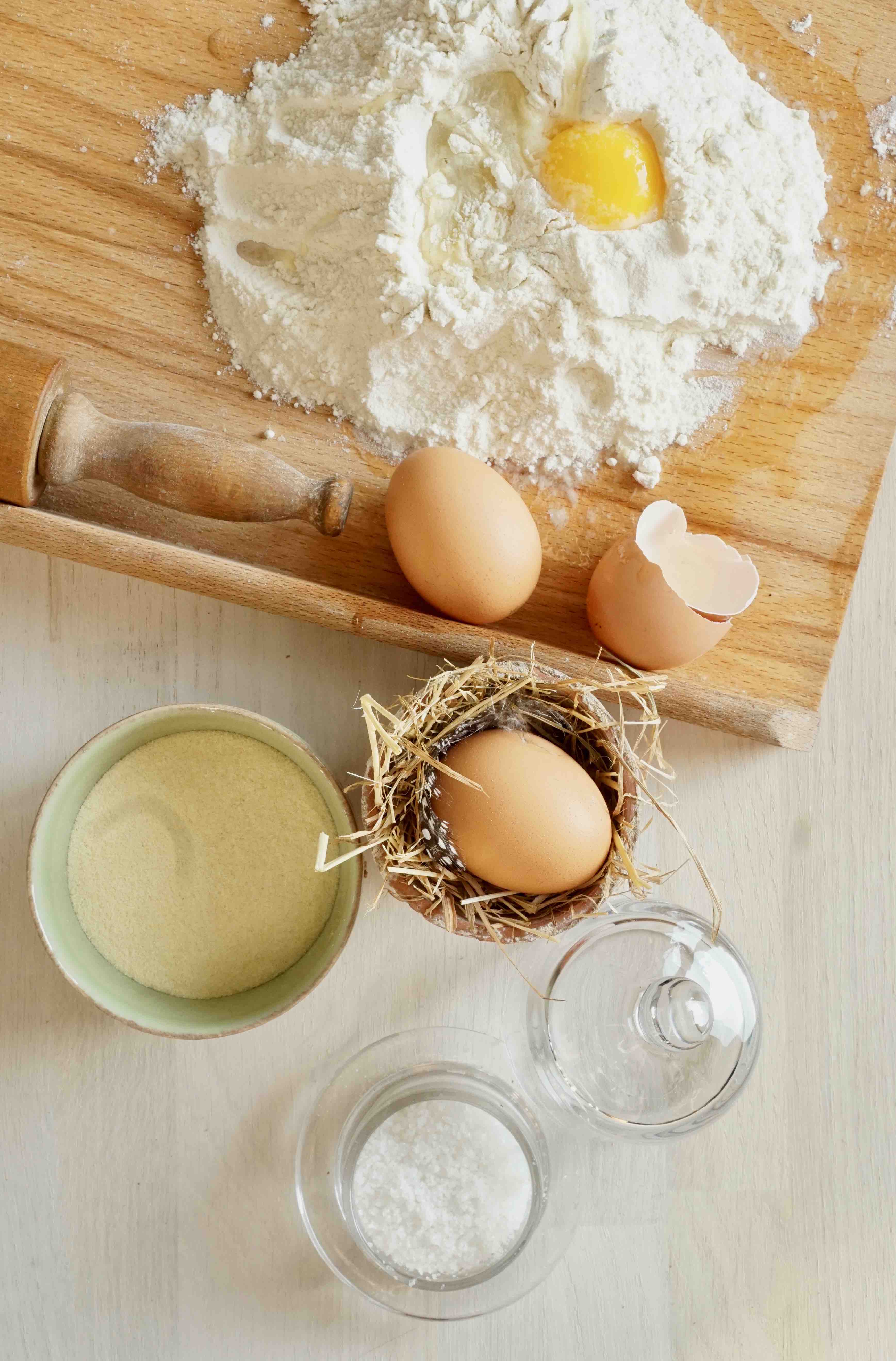 Ricotta-Ravioli mit Zitronen-Frühlingserbsen und frischem Kerbel Ricotta-Ravioli mit Zitronen-Frühlingserbsen und frischem Kerbel | 1.-ubersichtzutaten-teig.jpg