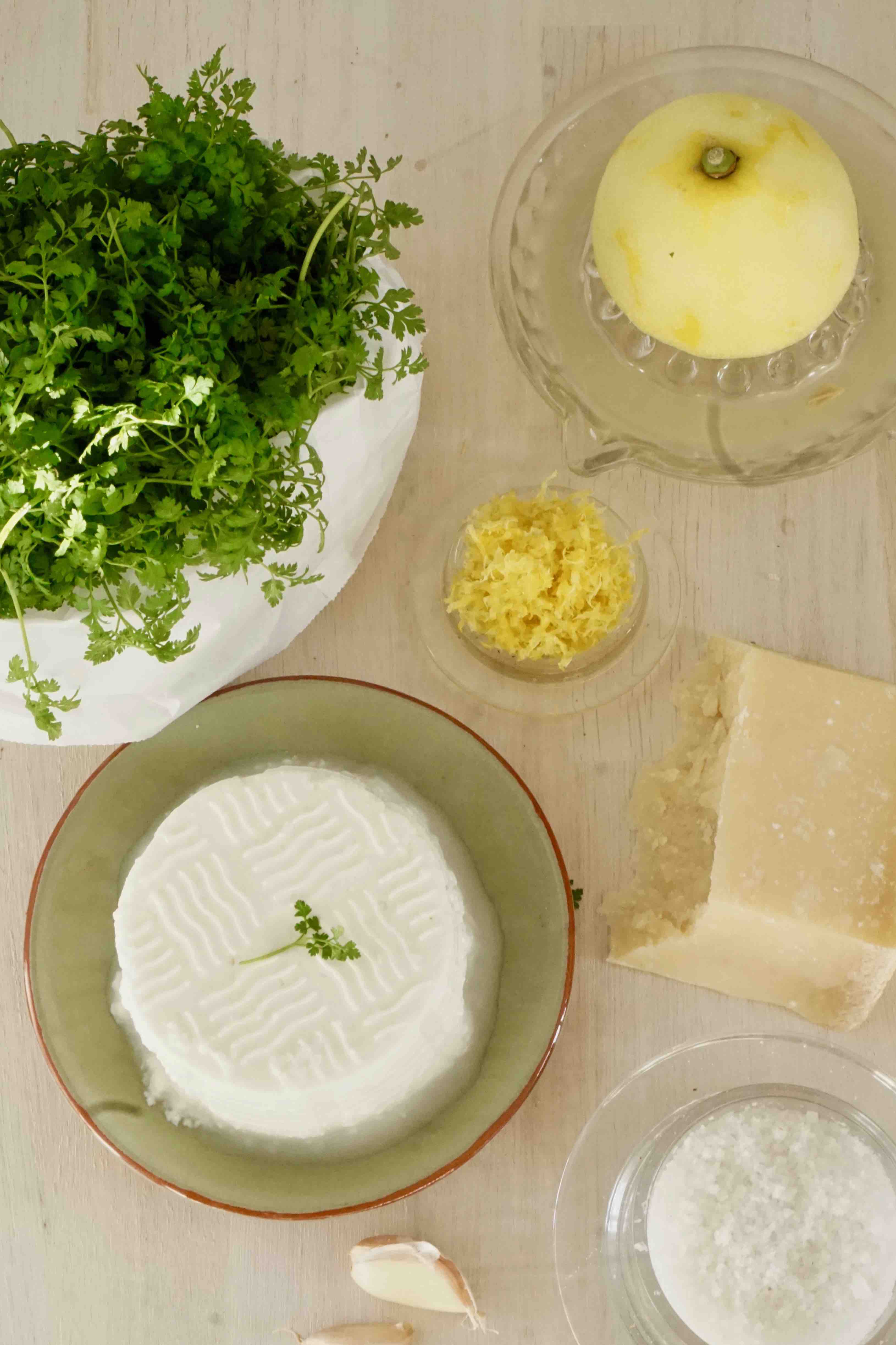 Ricotta-Ravioli mit Zitronen-Frühlingserbsen und frischem Kerbel Ricotta-Ravioli mit Zitronen-Frühlingserbsen und frischem Kerbel | 4.ubersichtzutatenfullung.jpg