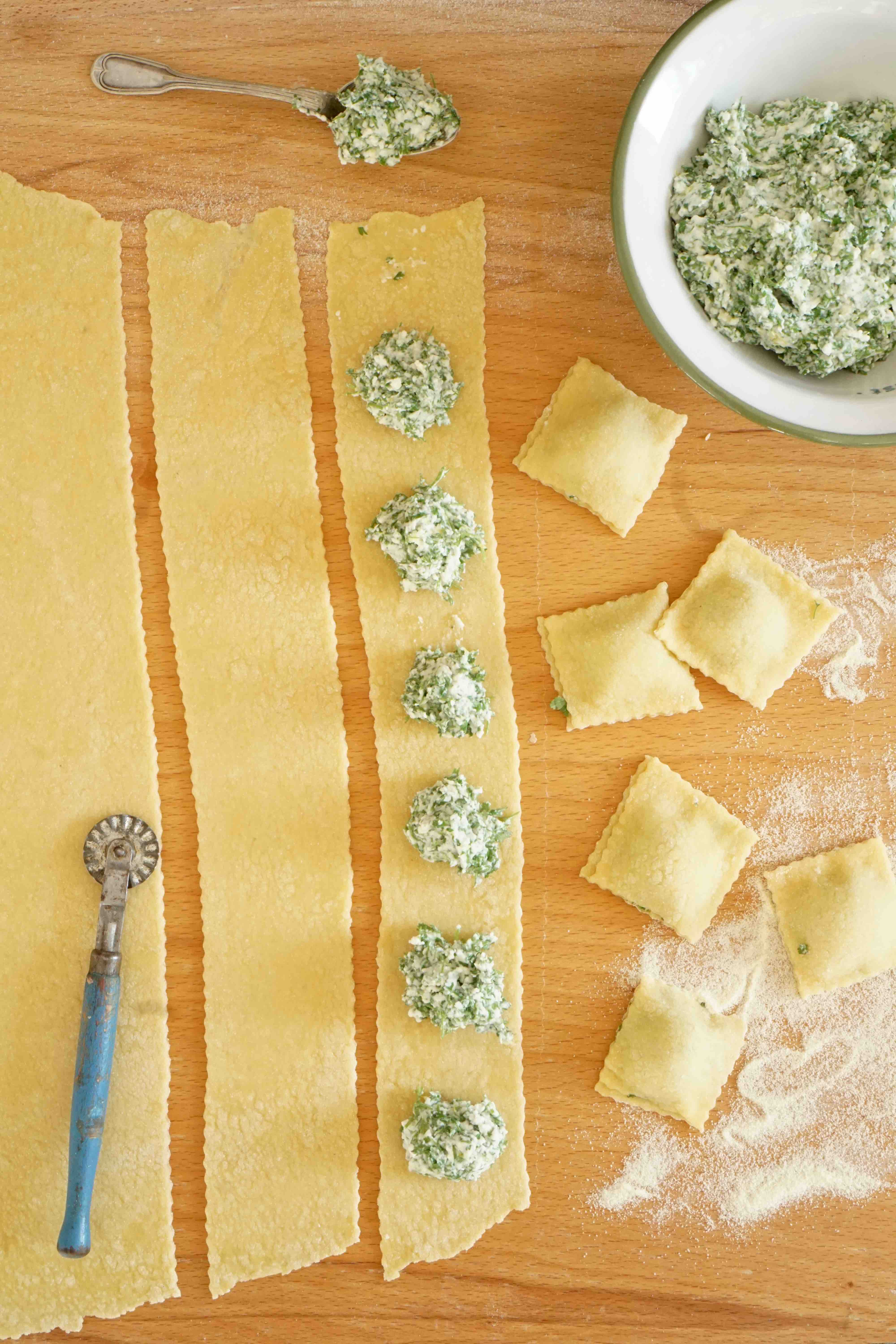 Ricotta-Ravioli mit Zitronen-Frühlingserbsen und frischem Kerbel Ricotta-Ravioli mit Zitronen-Frühlingserbsen und frischem Kerbel | 5.ravioliherstellen.jpg