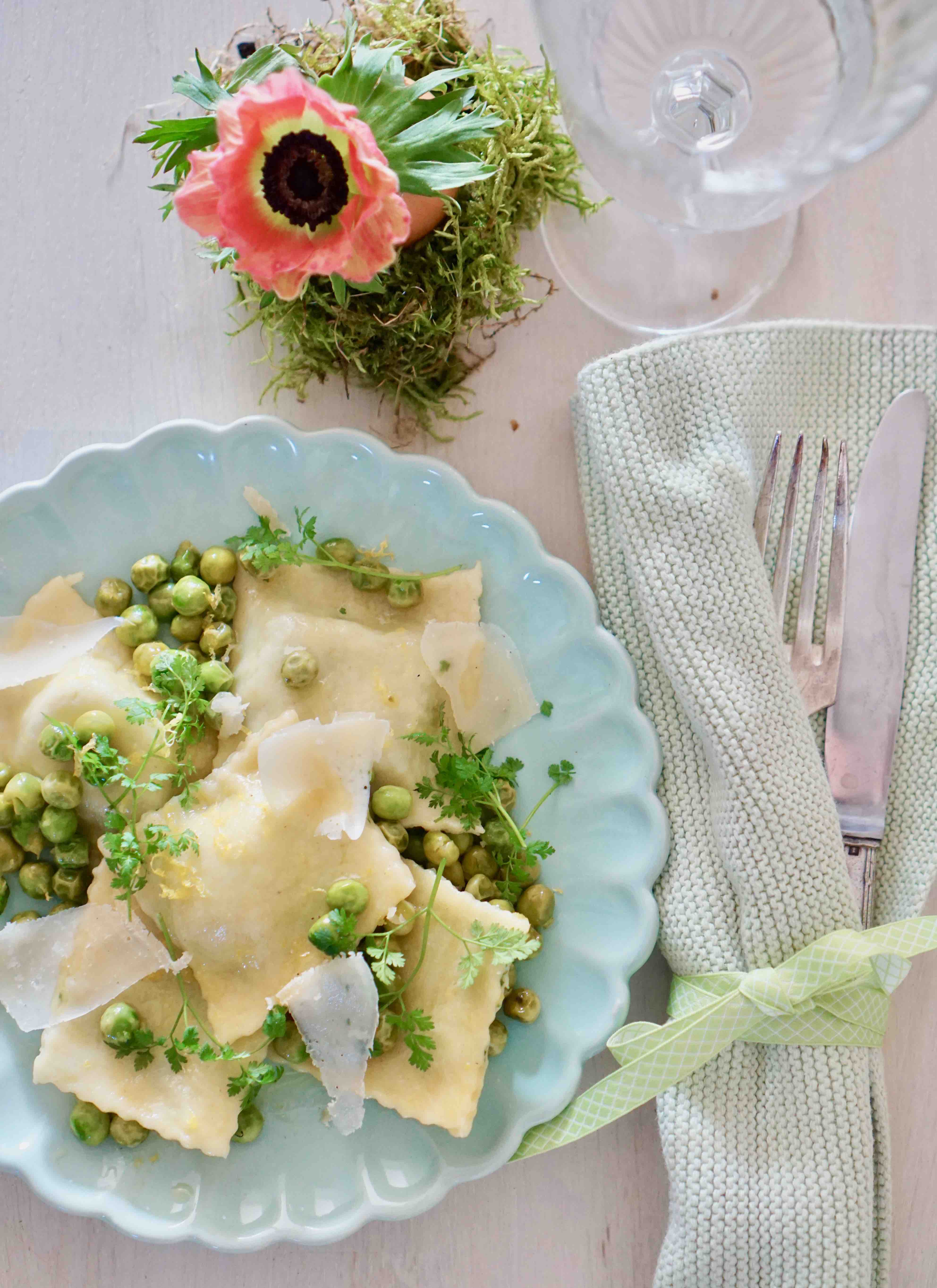 Ricotta-Ravioli mit Zitronen-Frühlingserbsen und frischem Kerbel Ricotta-Ravioli mit Zitronen-Frühlingserbsen und frischem Kerbel | DSC06158.jpg