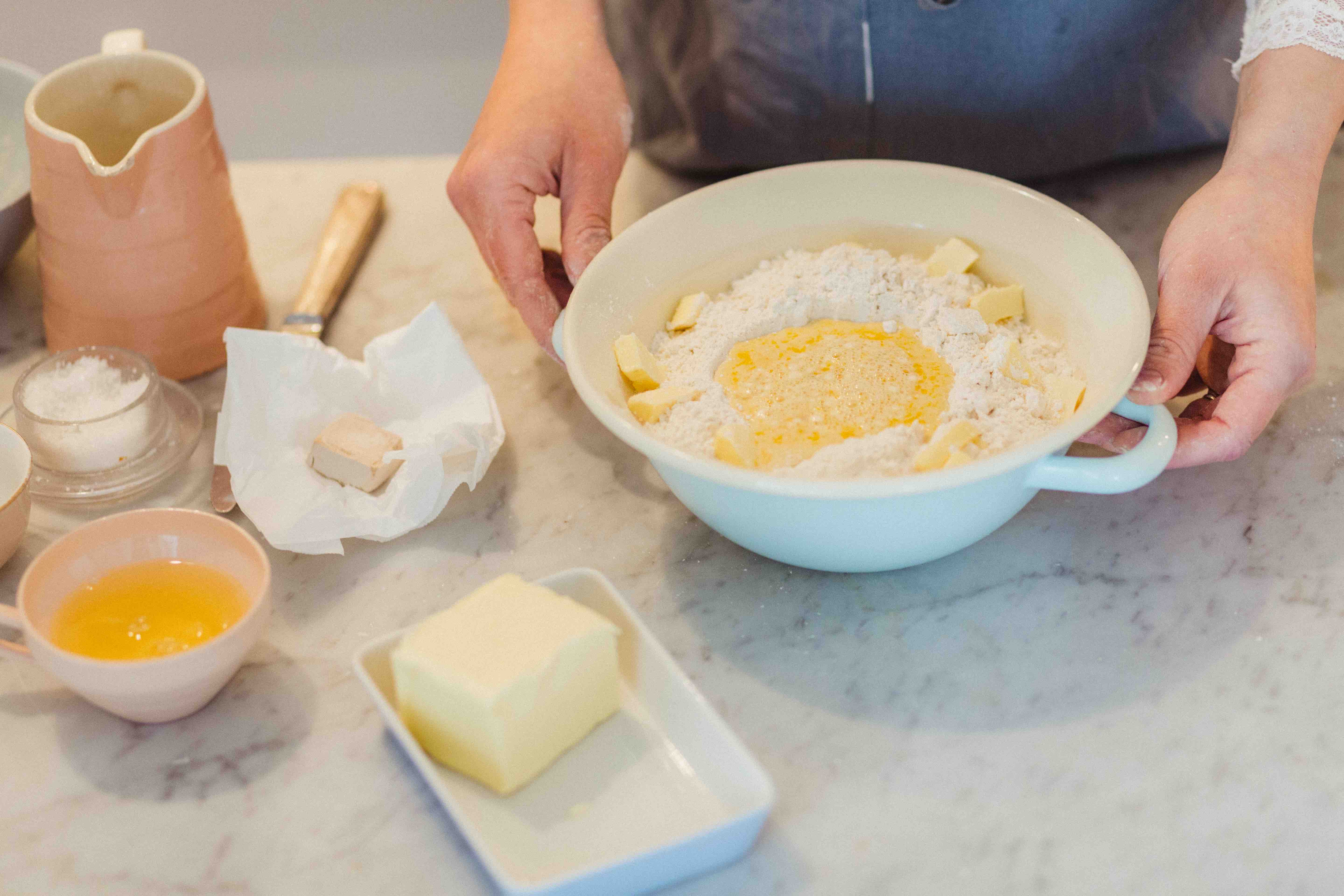 Glück aus Hefeteig: Luxemburgische Streuselbrötchen mit Vanillecreme Glück aus Hefeteig: Luxemburgische Streuselbrötchen mit Vanillecreme | 008THERSABAUMGAERTNERREZEPT_STUDIONINEBYJEANINEUNSEN1160.jpg