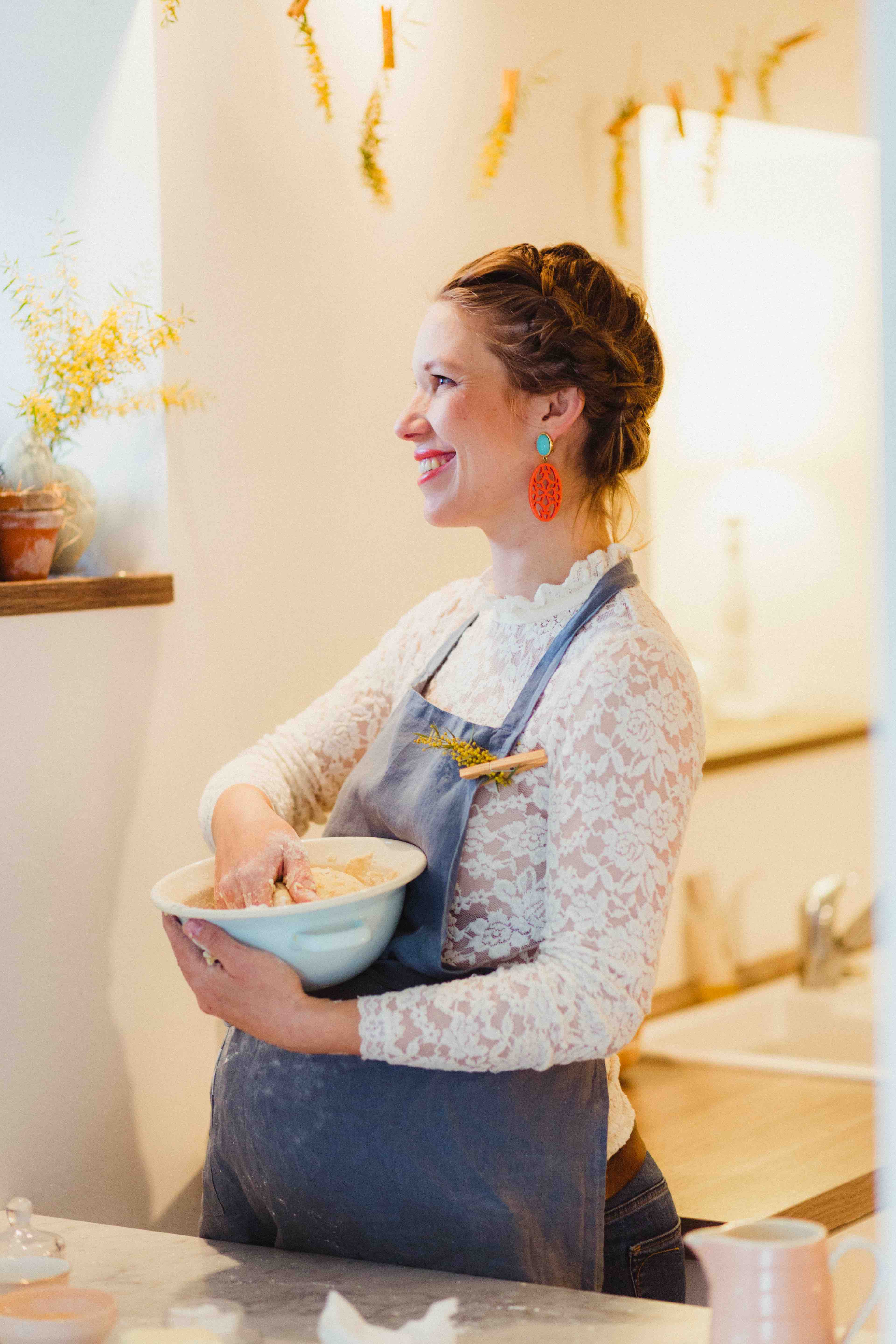 Glück aus Hefeteig: Luxemburgische Streuselbrötchen mit Vanillecreme Glück aus Hefeteig: Luxemburgische Streuselbrötchen mit Vanillecreme | 016THERSABAUMGAERTNERREZEPT_STUDIONINEBYJEANINEUNSEN1230.jpg