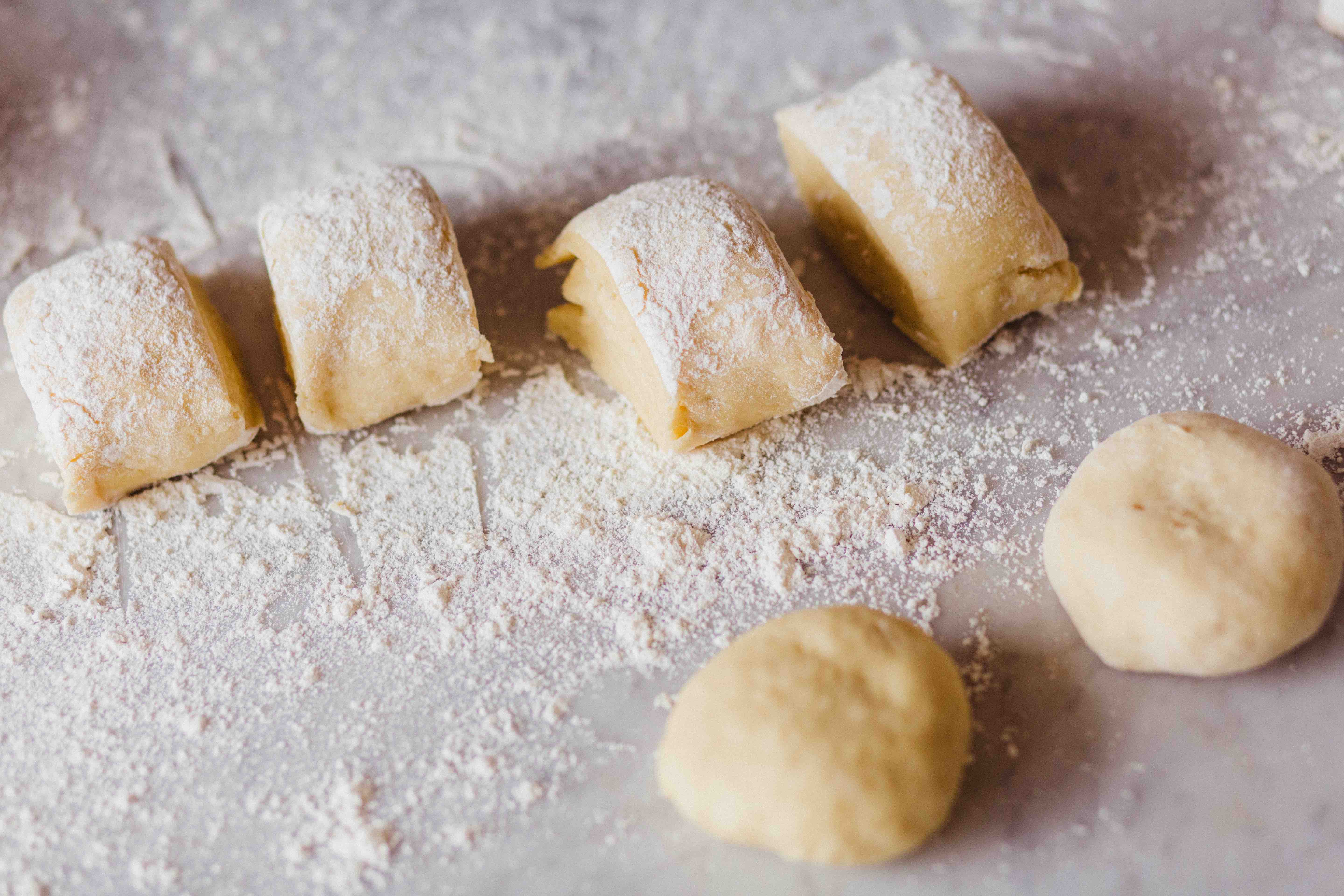 Glück aus Hefeteig: Luxemburgische Streuselbrötchen mit Vanillecreme Glück aus Hefeteig: Luxemburgische Streuselbrötchen mit Vanillecreme | 030THERSABAUMGAERTNERREZEPT_STUDIONINEBYJEANINEUNSEN1364.jpg