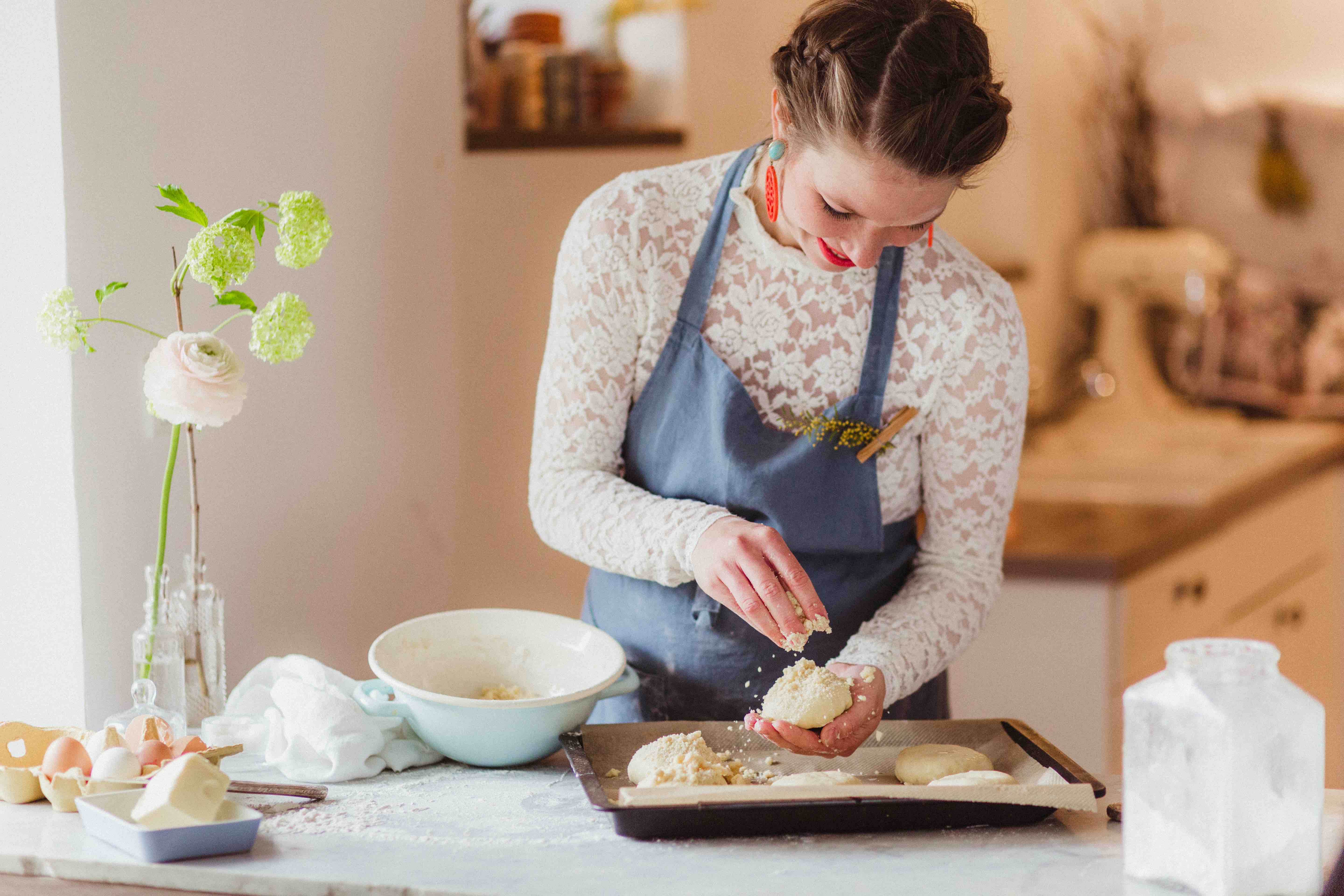 Glück aus Hefeteig: Luxemburgische Streuselbrötchen mit Vanillecreme Glück aus Hefeteig: Luxemburgische Streuselbrötchen mit Vanillecreme | 050THERSABAUMGAERTNERREZEPT_STUDIONINEBYJEANINEUNSEN1500.jpg