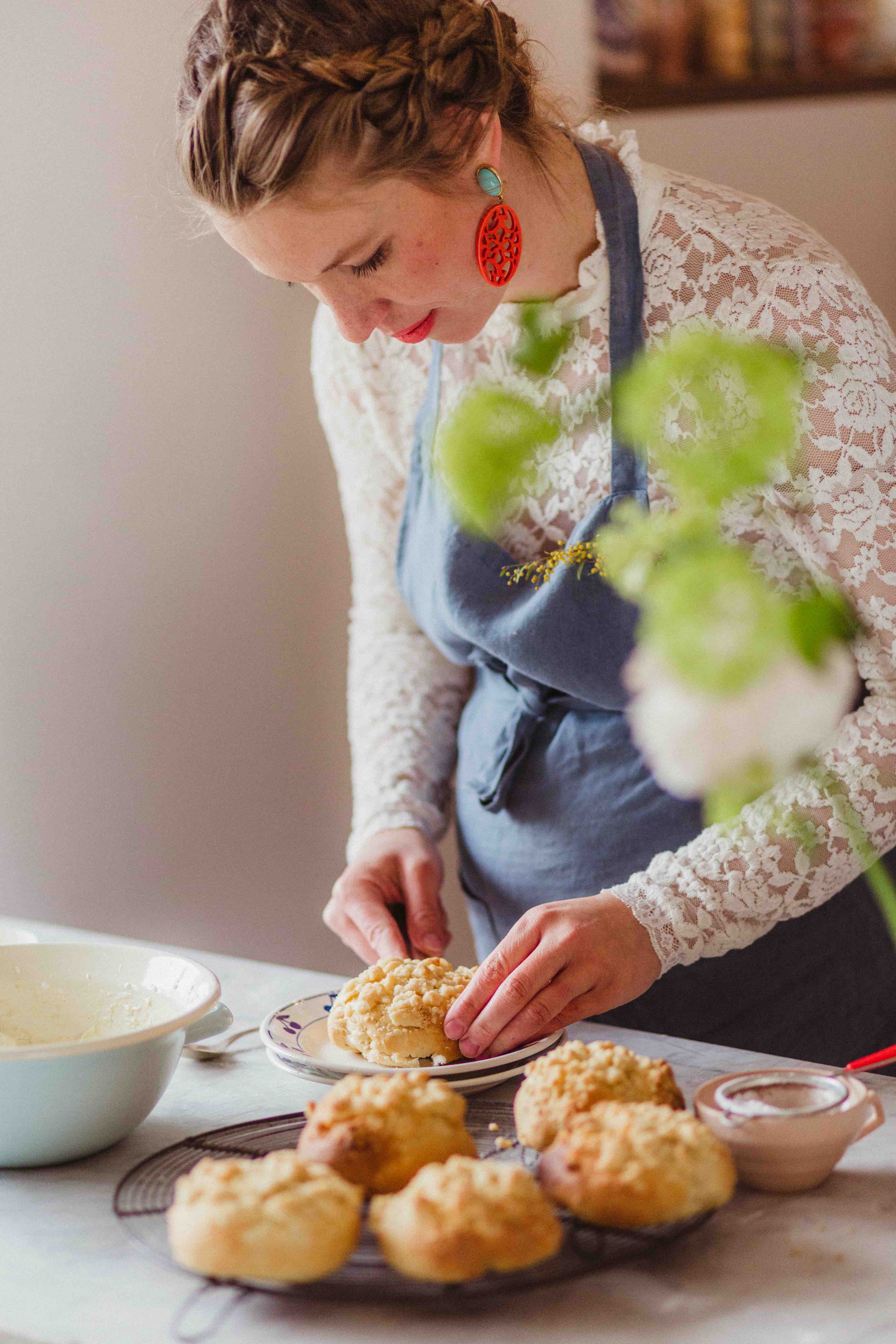 Glück aus Hefeteig: Luxemburgische Streuselbrötchen mit Vanillecreme Glück aus Hefeteig: Luxemburgische Streuselbrötchen mit Vanillecreme | 061THERSABAUMGAERTNERREZEPT_STUDIONINEBYJEANINEUNSEN1704.jpg