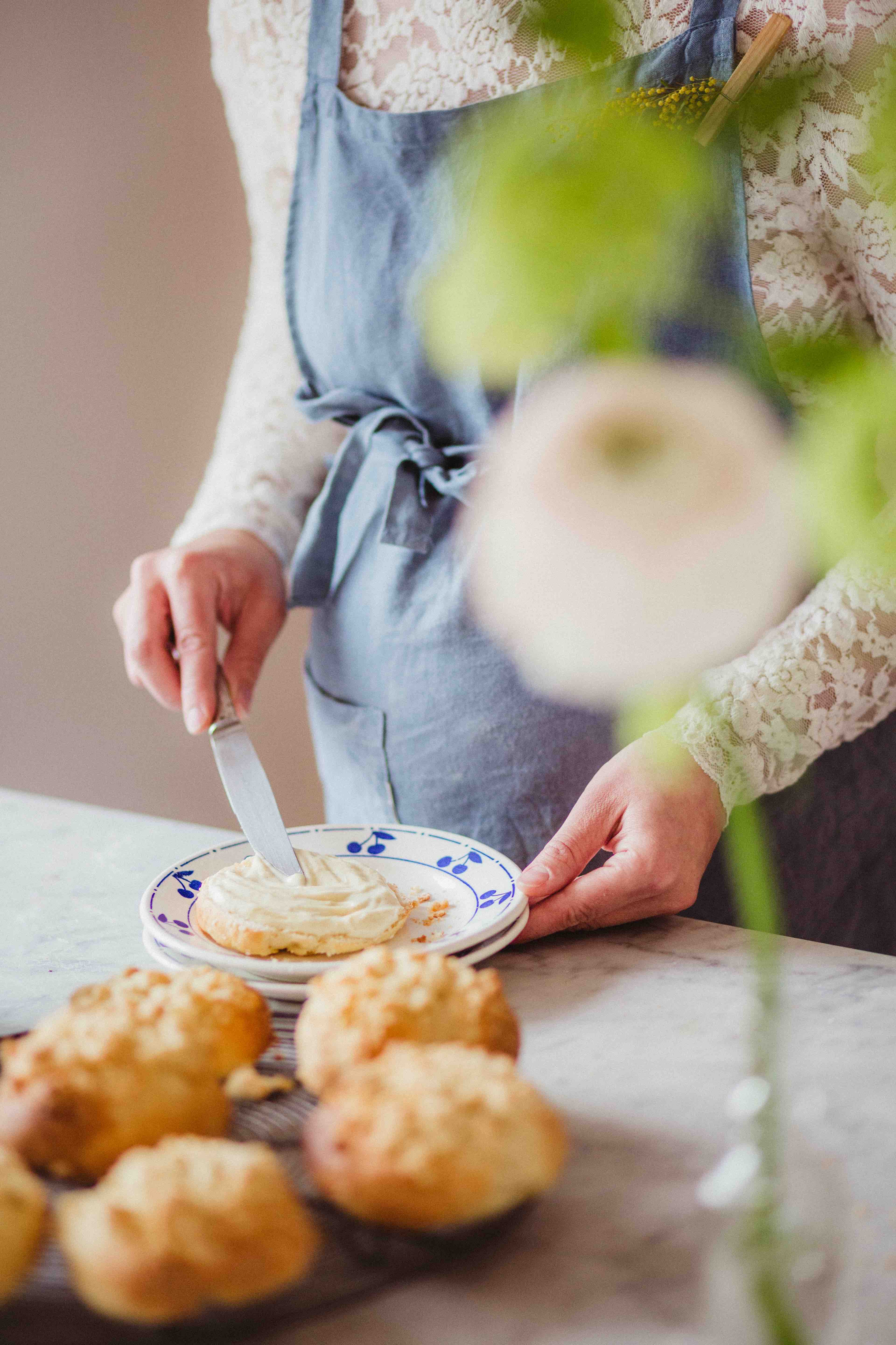 Glück aus Hefeteig: Luxemburgische Streuselbrötchen mit Vanillecreme Glück aus Hefeteig: Luxemburgische Streuselbrötchen mit Vanillecreme | 067THERSABAUMGAERTNERREZEPT_STUDIONINEBYJEANINEUNSEN1760.jpg