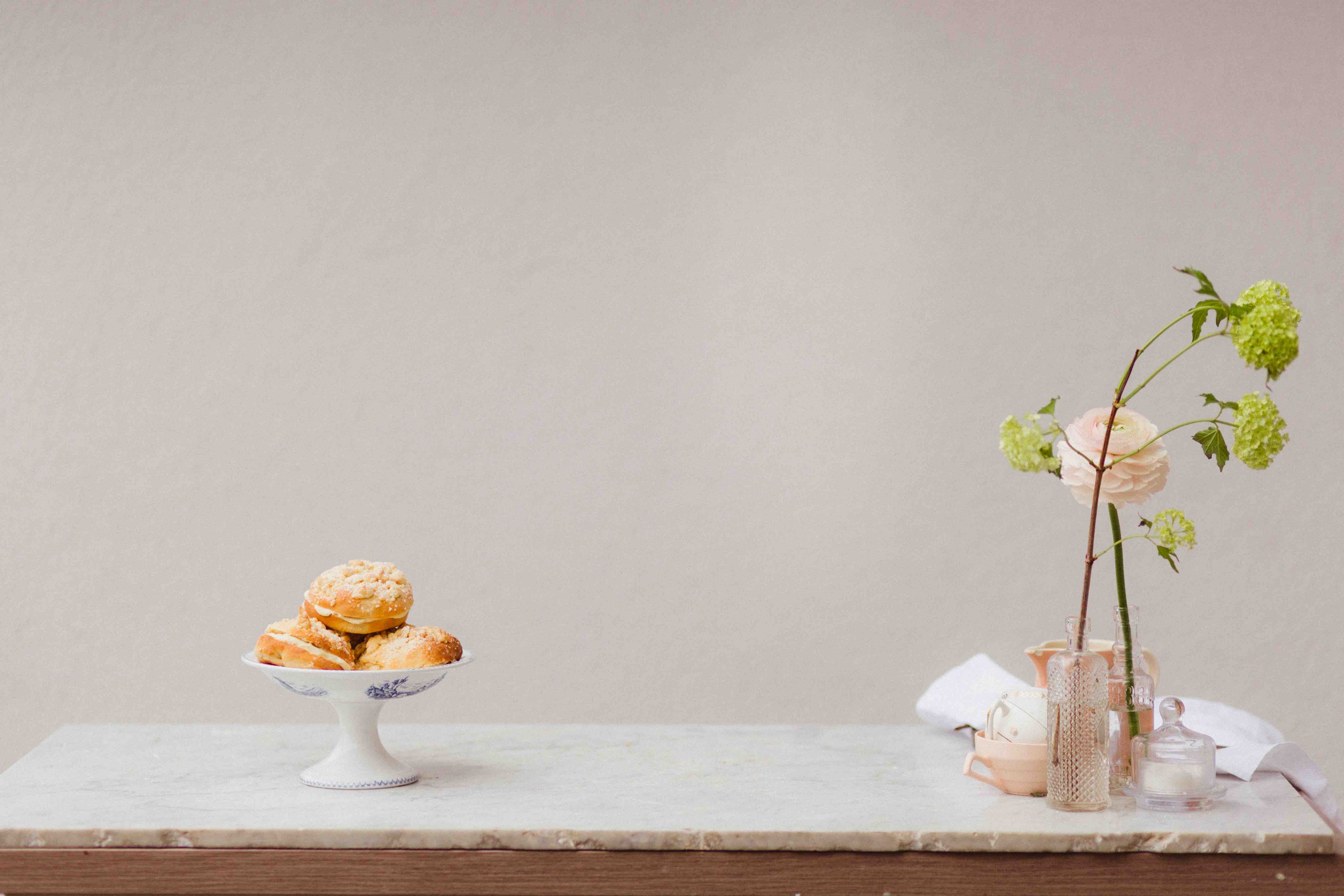 Glück aus Hefeteig: Luxemburgische Streuselbrötchen mit Vanillecreme Glück aus Hefeteig: Luxemburgische Streuselbrötchen mit Vanillecreme | 078THERSABAUMGAERTNERREZEPT_STUDIONINEBYJEANINEUNSEN1911.jpg