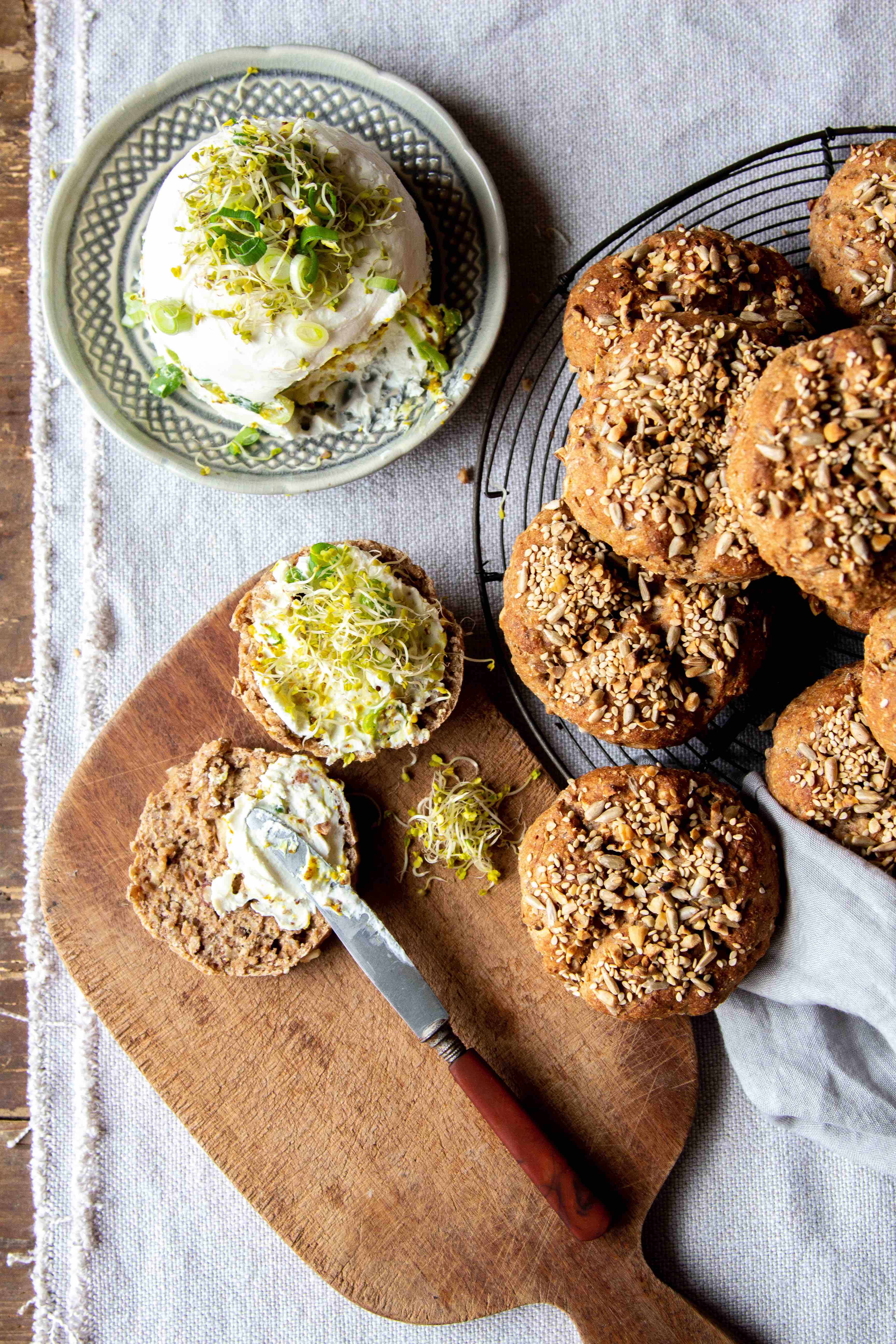 Herrlich saftige Vollkornbrötchen mit Dinkelsprossen  Herrlich saftige Vollkornbrötchen mit Dinkelsprossen  | Sprossenbroetchenmitfrischkaese.jpg