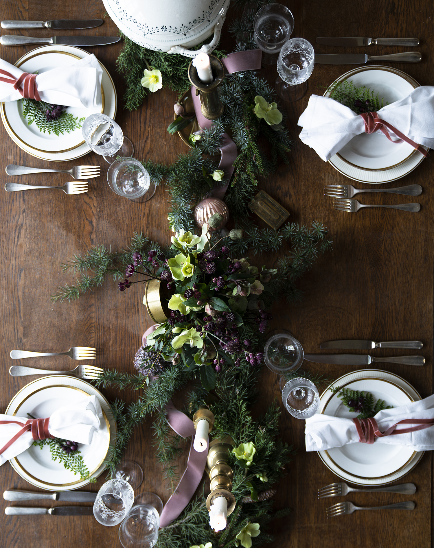 Entenbrust mit Zimtbirnen und geröstetem Rosenkohl Entenbrust mit Zimtbirnen und geröstetem Rosenkohl | Dekorierter_Tisch.jpg