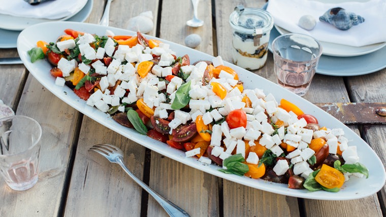 Tomatensalat mit halbfestem Ziegenkäse Tomatensalat mit halbfestem Ziegenkäse | salatmitziegenkaese102_v-vierspaltig.jpg