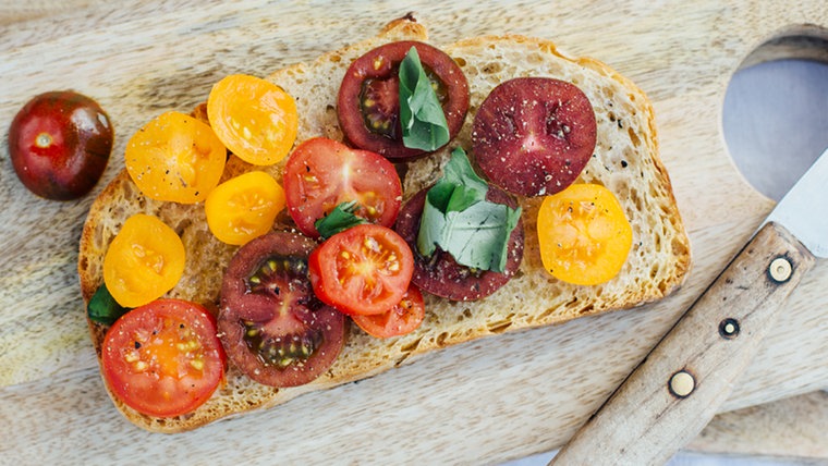 Knoblauchbrot vom Grill mit Tomaten | tomatenbrot102_v-vierspaltig.jpg