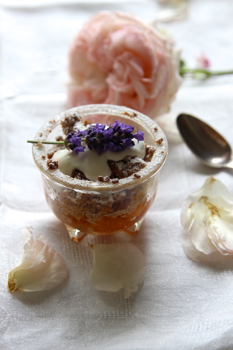 Theresas Küche - Aprikosen Crumble mit Lavendel-Zitronen-Creme