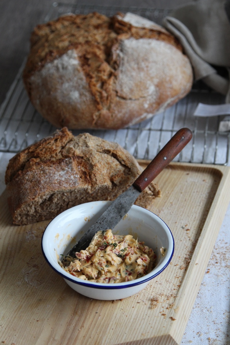 Dinkelvollkornbrot mit Tomaten-Thymian-Butter | IMG_3797.jpg