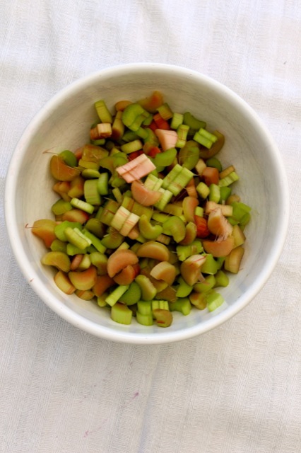 Süßer Baiser küsst sauren Rhabarber | Rhabarber%20schneiden.jpg