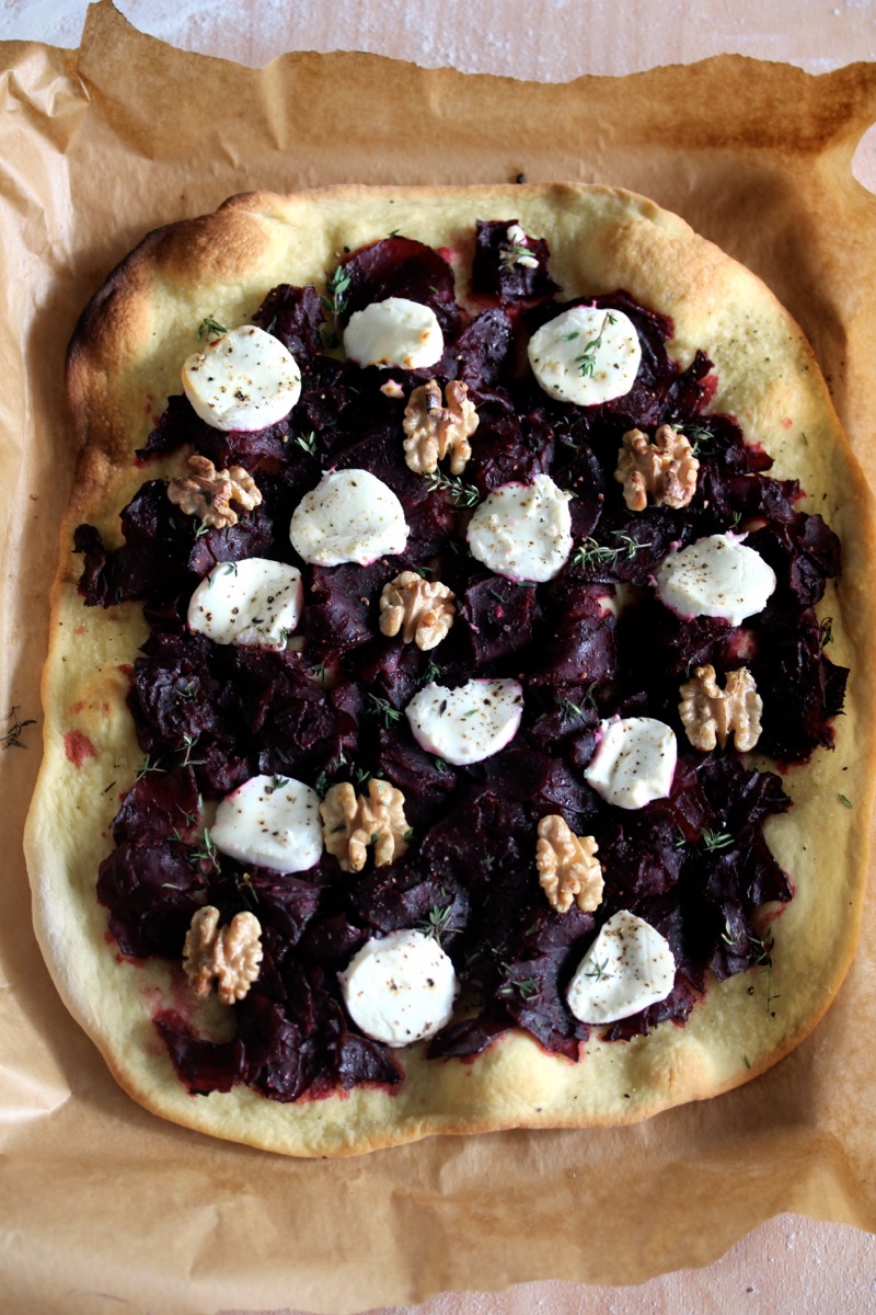 Theresas Küche - Rote-Bete-Pizza mit Ziegenkäse und Walnüssen Theresas Küche - Rote-Bete-Pizza mit Ziegenkäse und Walnüssen