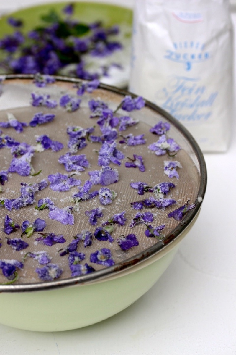 Mandelherzen mit kandierten Veilchen Mandelherzen mit kandierten Veilchen | IMG_5989.jpg