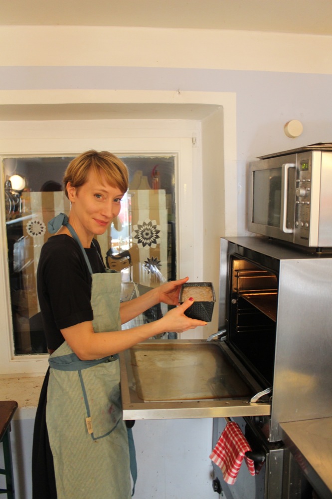 Lauras weltbestes Bananenbrot Lauras weltbestes Bananenbrot | Laura%20Seebacher%20Bananenbrot%20in%20den%20Ofen.jpg