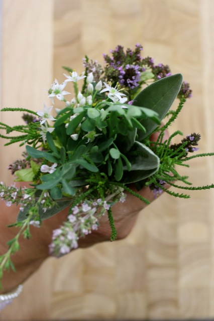 Kräuterrolle mit Blüten aus dem Küchengarten Kräuterrolle mit Blüten aus dem Küchengarten | IMG_1217.jpg