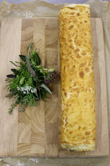 Kräuterrolle mit Blüten aus dem Küchengarten Kräuterrolle mit Blüten aus dem Küchengarten | IMG_1240.jpg