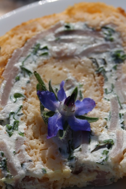 Kräuterrolle mit Blüten aus dem Küchengarten Kräuterrolle mit Blüten aus dem Küchengarten | IMG_0882.jpg