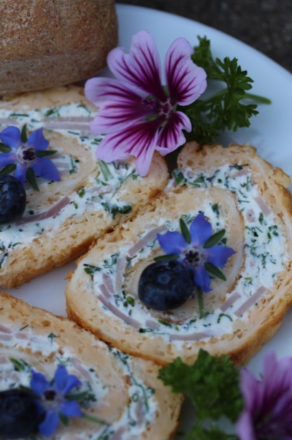 Kräuterrolle mit Blüten aus dem Küchengarten | IMG_0891.JPG