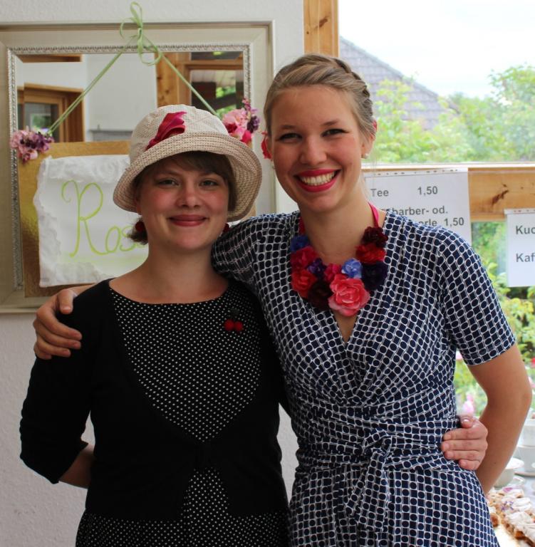 Die Erdbeertorte aus meinem Rosencafé | Theresa%20und%20Esther.JPG